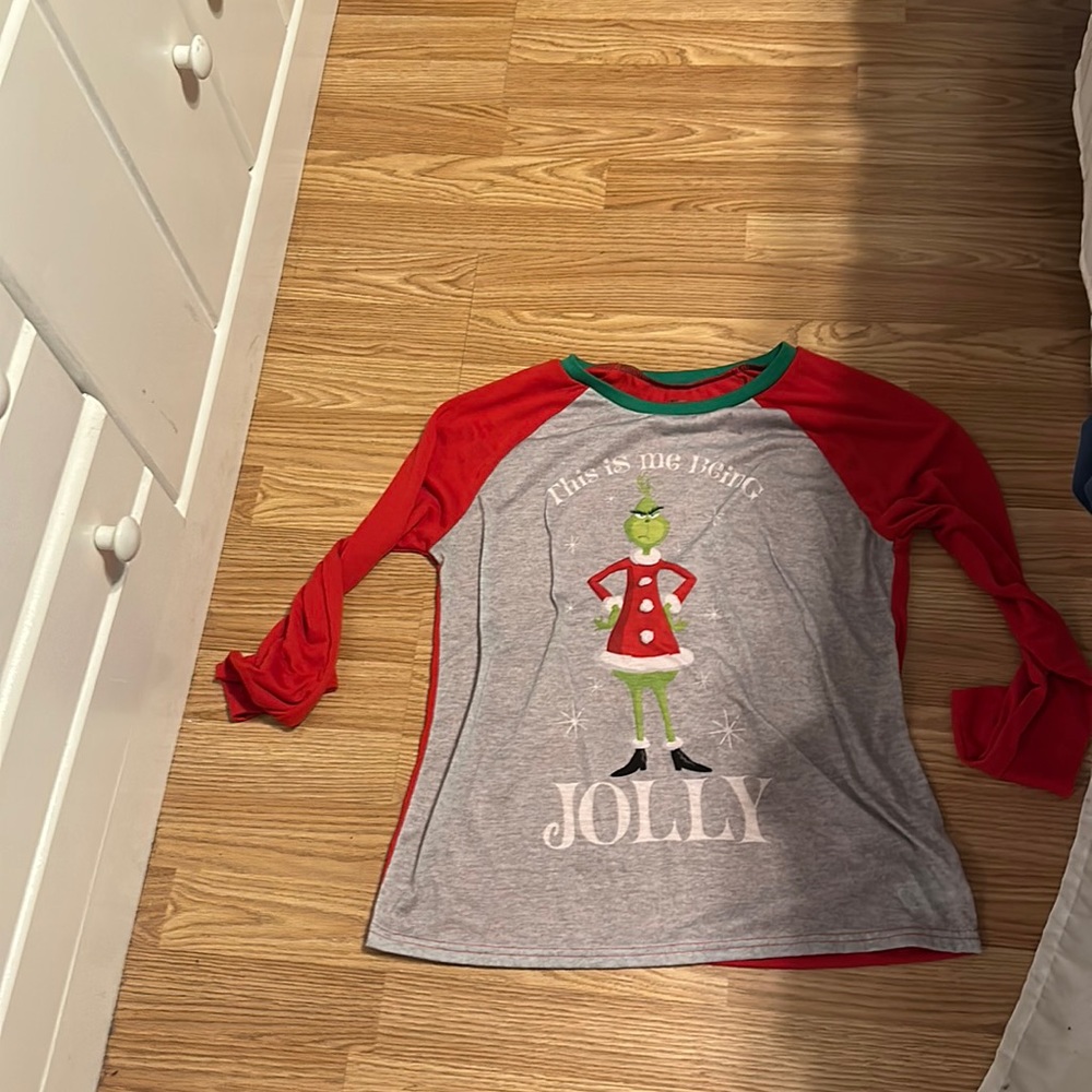 The grinch shirt size Small.